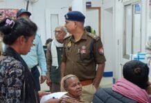 पुलिस का मानवीय चेहरा — अधिकारी की मदद से वृद्धा हुई भावुक