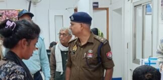 पुलिस का मानवीय चेहरा — अधिकारी की मदद से वृद्धा हुई भावुक