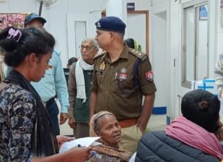 पुलिस का मानवीय चेहरा — अधिकारी की मदद से वृद्धा हुई भावुक