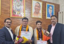 मीरजापुर में उत्कृष्ट कार्य करने वाले दो बी0एल0ओ0 को जिला निर्वाचन अधिकारी ने किया सम्मानित
