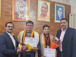 मीरजापुर में उत्कृष्ट कार्य करने वाले दो बी0एल0ओ0 को जिला निर्वाचन अधिकारी ने किया सम्मानित