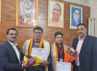 मीरजापुर में उत्कृष्ट कार्य करने वाले दो बी0एल0ओ0 को जिला निर्वाचन अधिकारी ने किया सम्मानित