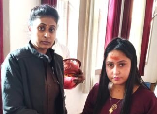 मंदिर परिसर में खोया युवती का कैश से भरा पर्स पुलिस ने सकुशल लौटाया