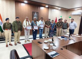 03 पुलिसकर्मियों को वरिष्ठ पुलिस अधीक्षक मीरजापुर द्वारा दी गई विदाई