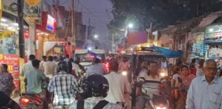 मीरजापुर की सड़कों पर अतिक्रमण के चलते सड़कों पर पैदल चलना भी मुश्किल