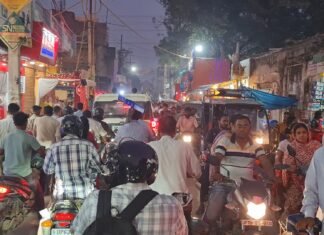 मीरजापुर की सड़कों पर अतिक्रमण के चलते सड़कों पर पैदल चलना भी मुश्किल