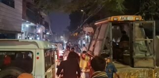 अमृत योजना से सड़कों की हालत खराब,डीएम मिर्जापुर हुए नाराज