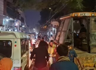 अमृत योजना से सड़कों की हालत खराब,डीएम मिर्जापुर हुए नाराज