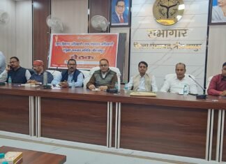 मीरजापुर में सरकारी कर्मचारियों ने ऑडिट टीम पर शोषण करने का लगाया आरोप