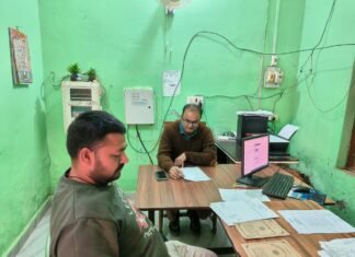 मिर्जापुर के पंचायत सचिवों ने काली पट्टी बांधकर जताया विरोध