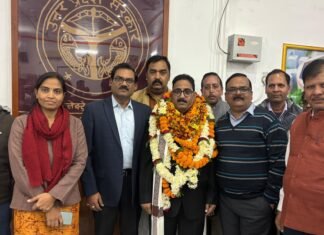 कलेक्ट्रेट मे राजस्व नियमावली के गजेटियर कहे जाने वाले अनिल श्रीवास्तव हुए सेवानिवृत्त