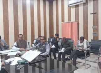 मिर्जापुर के पंचायत सचिवों ने तीसरे दिन भी काली पट्टी बांधकर जताया विरोध