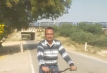 अधिकारी साइकिल से निकल कर,कर रहे है काम