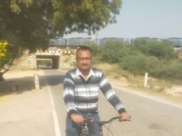 अधिकारी साइकिल से निकल कर,कर रहे है काम