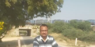 अधिकारी साइकिल से निकल कर,कर रहे है काम