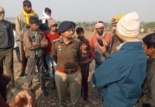 बकरी चोरी करने आए 12 संदिग्धों को ग्रामीणों ने पकड़ा, पुलिस मौके पर मौजूद