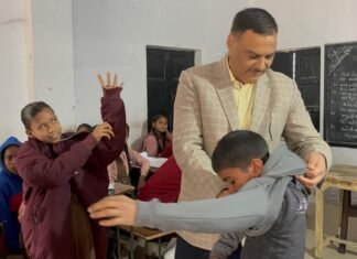 मिर्जापुर जिलाधिकारी बने गुरु, बच्चों को मिली पढ़ाई और गर्माहट