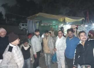 भीषण ठंड में प्रशासन का मानवीय कदम, रोडवेज तिराहा पर जरूरतमंदों को बांटे गए कंबल