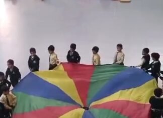 नर्सरी बच्चों ने पैराशूट गेम में दिखाया उत्साह, ट्रांसपोर्ट प्रोजेक्ट को बनाया रोचक