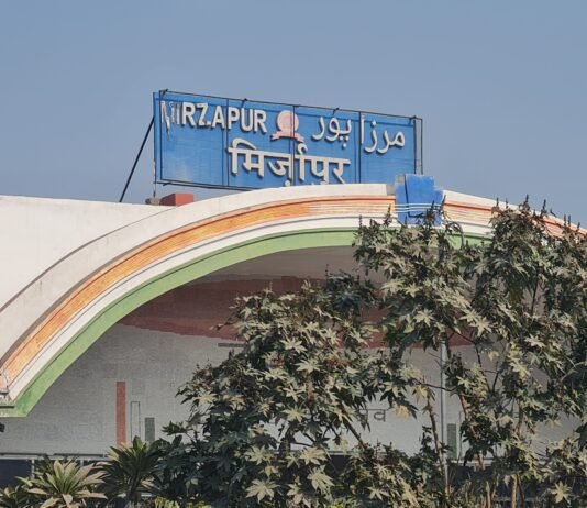 मिर्जापुर रेलवे स्टेशन पर जीआरपी ने 7 किलो चांदी के जेवर किए बरामद, इनकम टैक्स टीम भी पहुंची