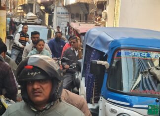 मिर्जापुर शहर में जाम बना नासूर, सड़क चौड़ीकरण और अतिक्रमण हटाने की उठी ज़ोरदार मांग