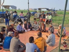 एनएच-135 निर्माण में फसल क्षति को लेकर किसानों का धरना, मुआवजे की मांग तेज