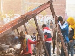 पुलिस को देखते ही गोवंश से लदी ट्रक नाले में पलटी, घबराया चालक मौके से फरार