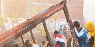 पुलिस को देखते ही गोवंश से लदी ट्रक नाले में पलटी, घबराया चालक मौके से फरार