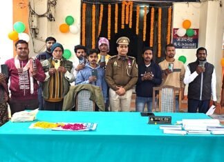 मीरजापुर पुलिस की बड़ी कामयाबी: 10 गुमशुदा मोबाइल बरामद कर स्वामियों को सौंपे