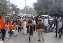 एबीवीपी छात्रों ने बिंन्नानी कॉलेज के सामने किया मार्ग जाम