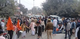 एबीवीपी छात्रों ने बिंन्नानी कॉलेज के सामने किया मार्ग जाम