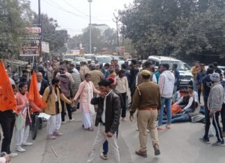 एबीवीपी छात्रों ने बिंन्नानी कॉलेज के सामने किया मार्ग जाम