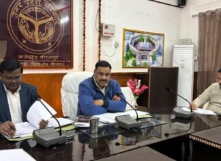 गंगा में गिरने वाले नालों और अपशिष्ट प्रबंधन की डीएम ने की गहन समीक्षा