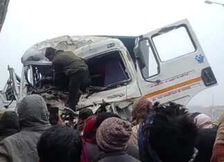 मिर्जापुर में कोहरे के चलते भयानक हादसा ड्राइवर स्टेरिंग में फंसा