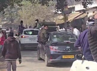 फिल्मी अंदाज में निकला गाड़ियों का काफिला, यातायात नियमों की उड़ी धज्जियां