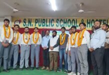 एस.एन. पब्लिक स्कूल में सम्मान समारोह के दौरान टॉपर्स को मिले तीन लाख नगद इनाम