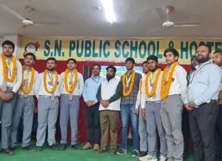 एस.एन. पब्लिक स्कूल में सम्मान समारोह के दौरान टॉपर्स को मिले तीन लाख नगद इनाम