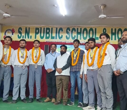 एस.एन. पब्लिक स्कूल में सम्मान समारोह के दौरान टॉपर्स को मिले तीन लाख नगद इनाम