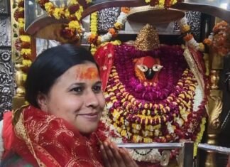 नवागत एसपी अपर्णा रजत कौशिक ने विंध्याचल धाम में दर्शन-पूजन कर लिया आशीर्वाद