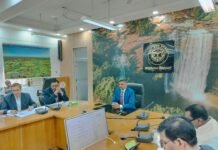 मण्डलायुक्त ने कानून व्यवस्था, विकास प्राथमिकता कार्यक्रमों एवं निर्माणाधीन परियोजनाओं की समीक्षा की