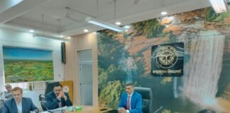 मण्डलायुक्त ने कानून व्यवस्था, विकास प्राथमिकता कार्यक्रमों एवं निर्माणाधीन परियोजनाओं की समीक्षा की