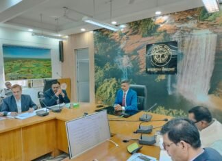 मण्डलायुक्त ने कानून व्यवस्था, विकास प्राथमिकता कार्यक्रमों एवं निर्माणाधीन परियोजनाओं की समीक्षा की