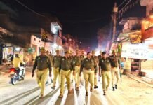 मिर्जापुर एसपी ने पैदल गश्त कर सुरक्षा व्यवस्था का लिया जायजा