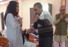 समाजसेविका ज्योति श्रीवास्तव सम्मानित, सह संघ चालक प्रभु नाथ बरनवाल ने किया सम्मान