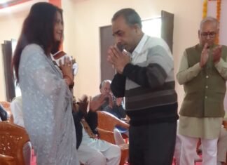 समाजसेविका ज्योति श्रीवास्तव सम्मानित, सह संघ चालक प्रभु नाथ बरनवाल ने किया सम्मान