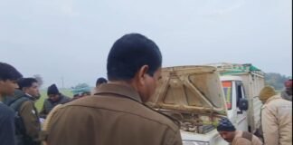 पंचर होने पर पशुओं से भरा पिकअप छोड़कर भागे तस्कर