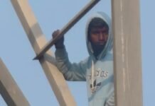 मिर्जापुर,टावर पर चढ़ा युवक, पत्नी की मांग को लेकर हंगामा