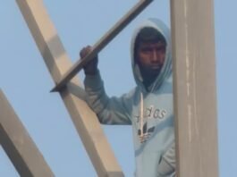 मिर्जापुर,टावर पर चढ़ा युवक, पत्नी की मांग को लेकर हंगामा