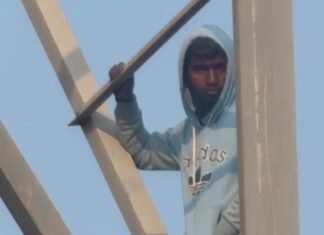 मिर्जापुर,टावर पर चढ़ा युवक, पत्नी की मांग को लेकर हंगामा