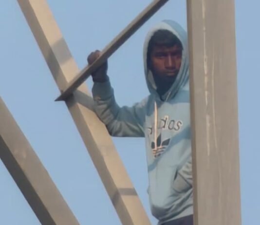 मिर्जापुर,टावर पर चढ़ा युवक, पत्नी की मांग को लेकर हंगामा